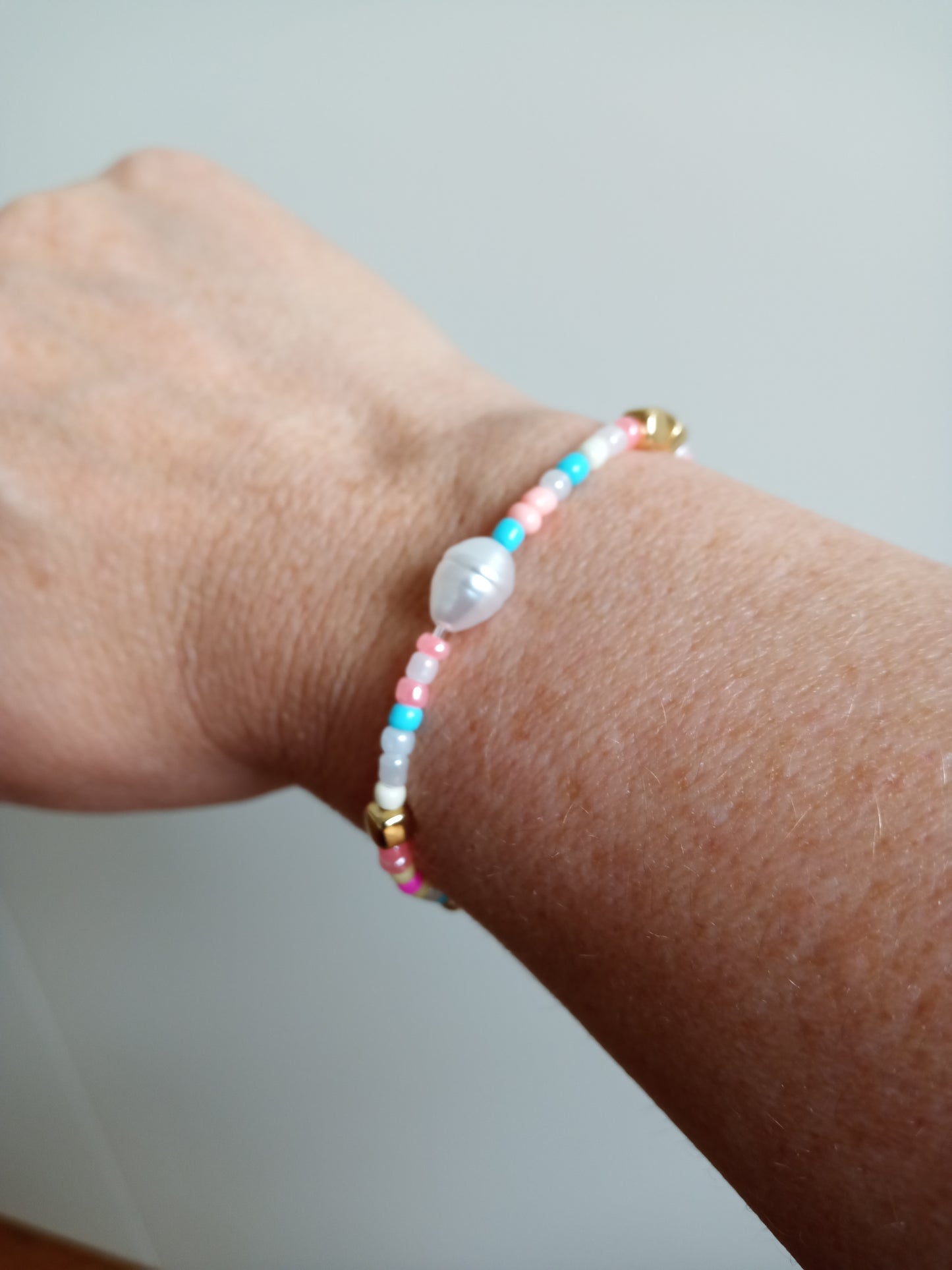 Wunderschönes handgemachtes pastelliges filigranes Armband mit perlmuttfarbenen Details