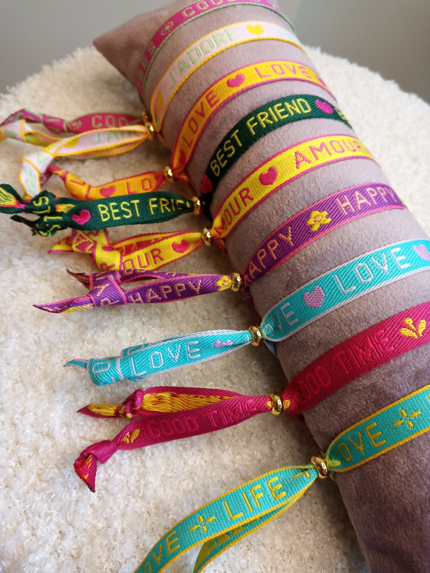 Farbenfrohe Festival Armbänder
