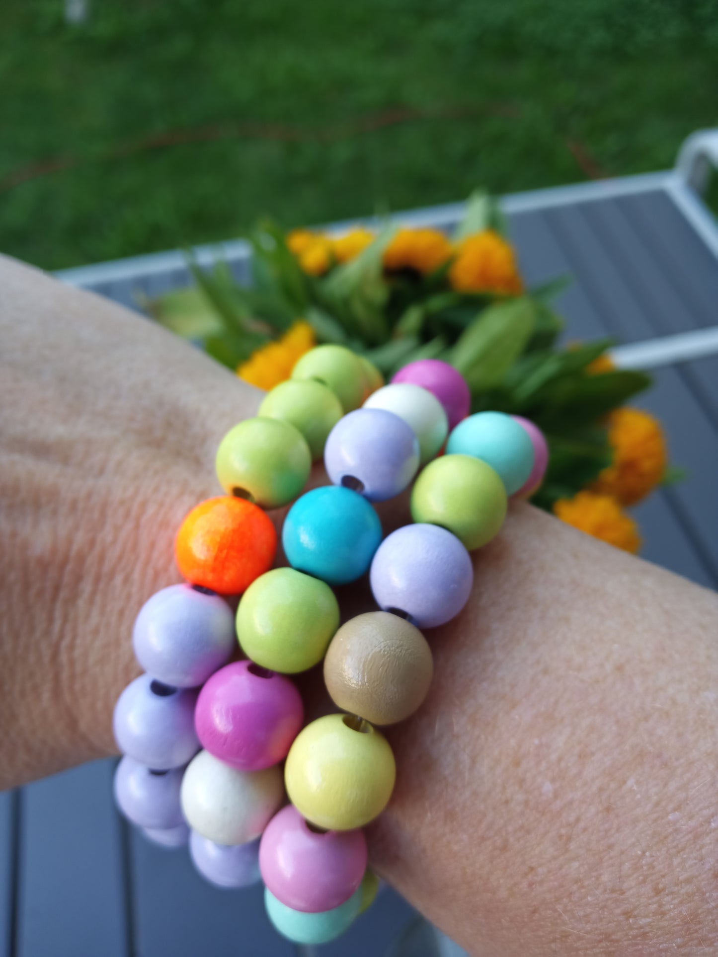 Wunderschöne Armbänder aus Holzperlen in verschiedenen Farbvarianten