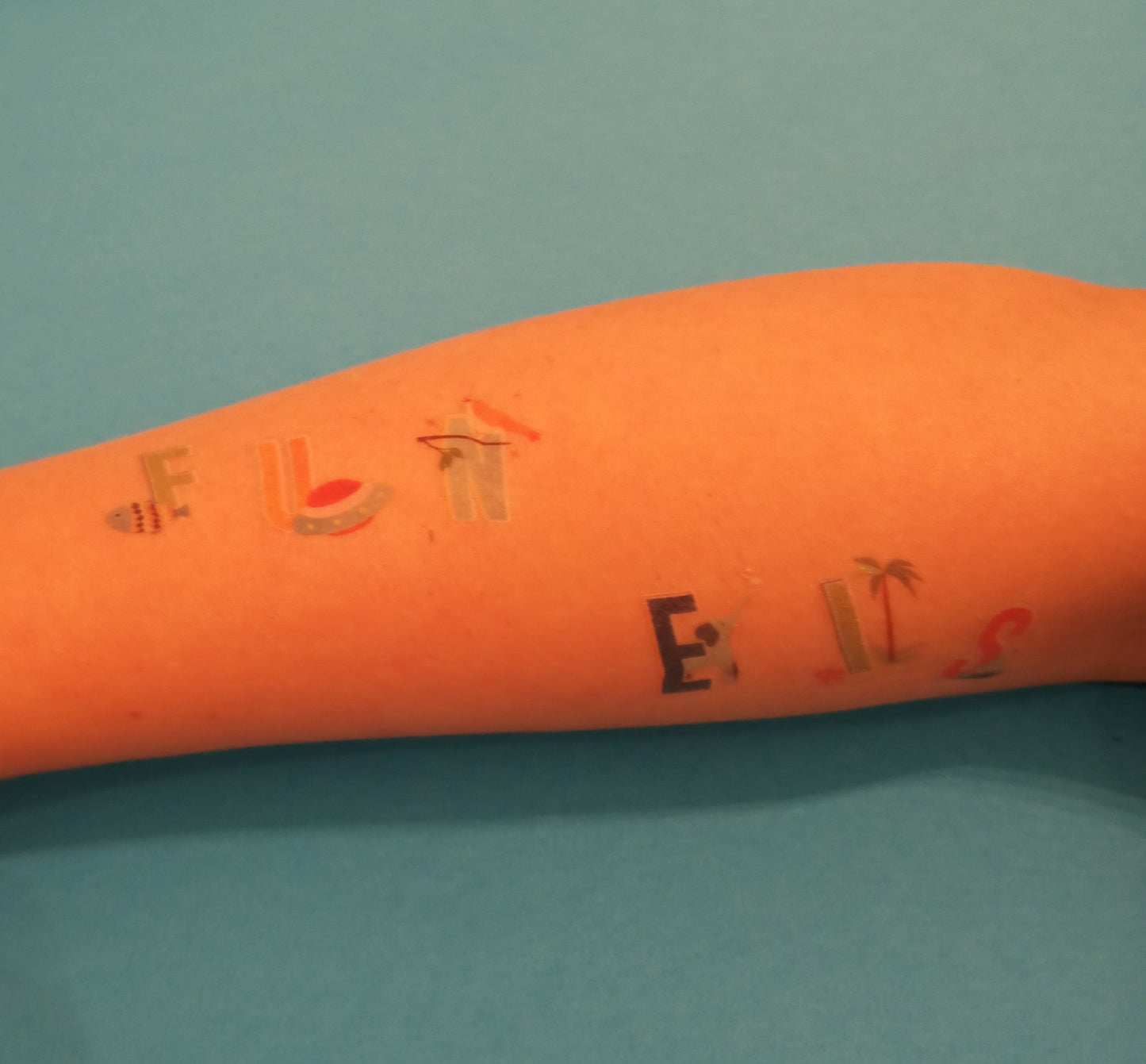 Tolle DIY Aktion für Schulkinder - Lieblingswörter können als temporäres Tattoo gestaltet werden