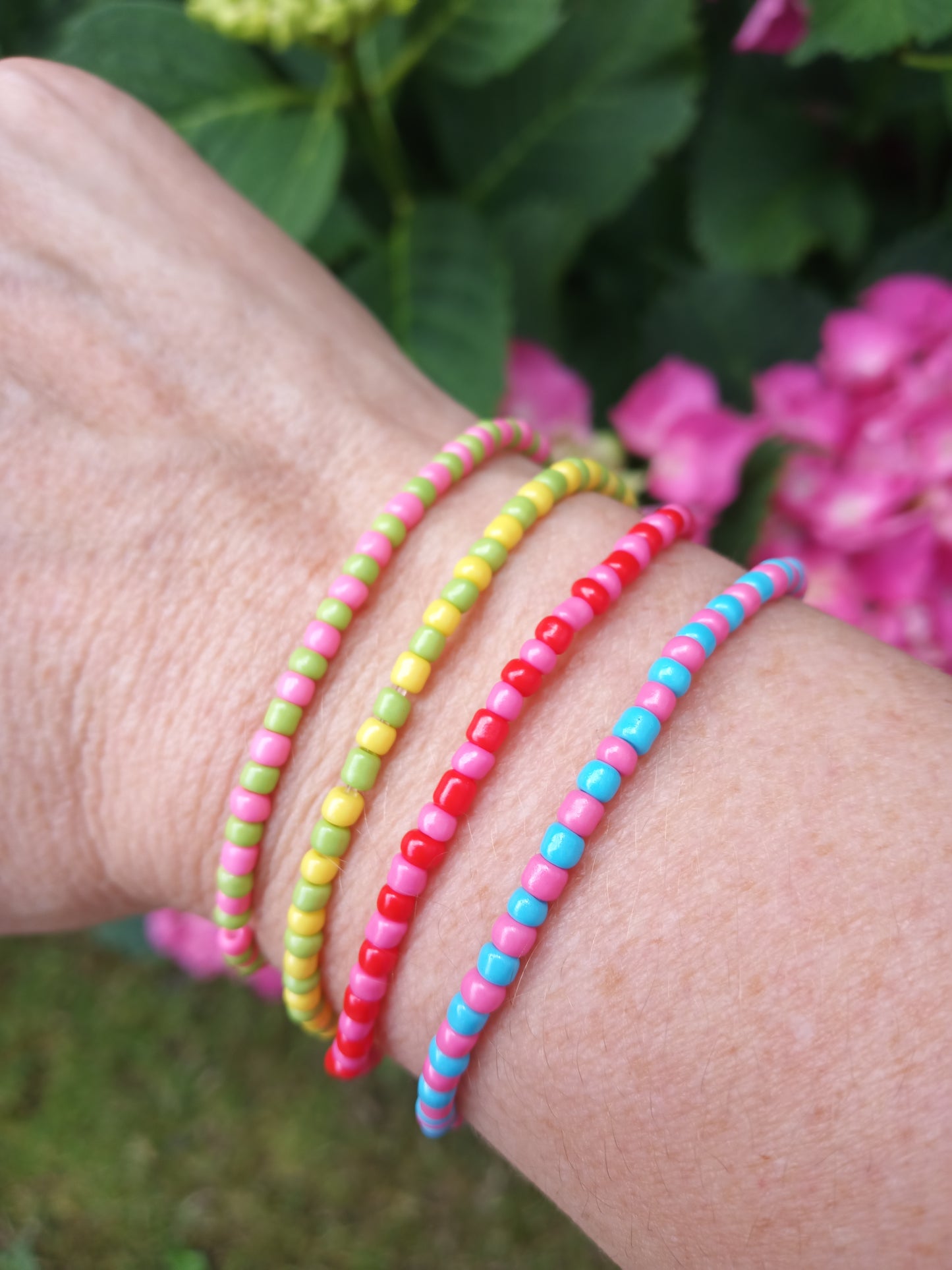Wunderschöne filigrane Armbänder in den Farbvarianten kiwi/pink, türkis/pink, rot/pink, kiwi/zitrone