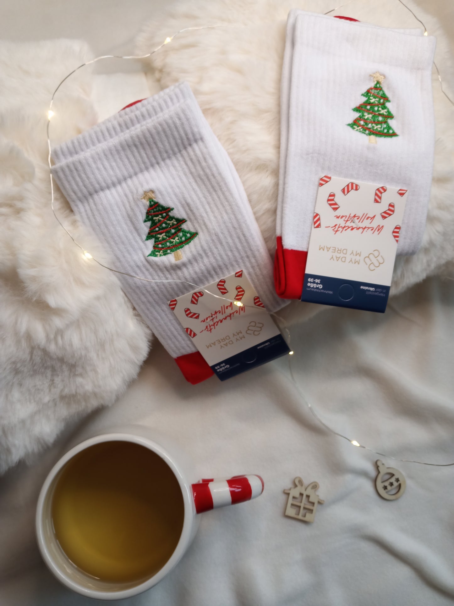 Kuschelige Weihnachtssocken mit hochwertiger Tannenbaum Stickerei von MY DAY MY DREAM