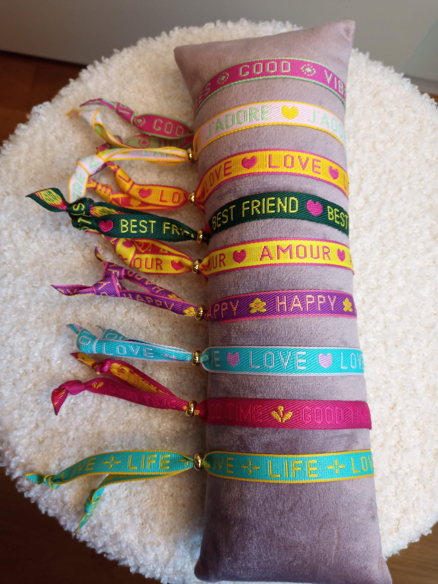 Farbenfrohe Festival Armbänder