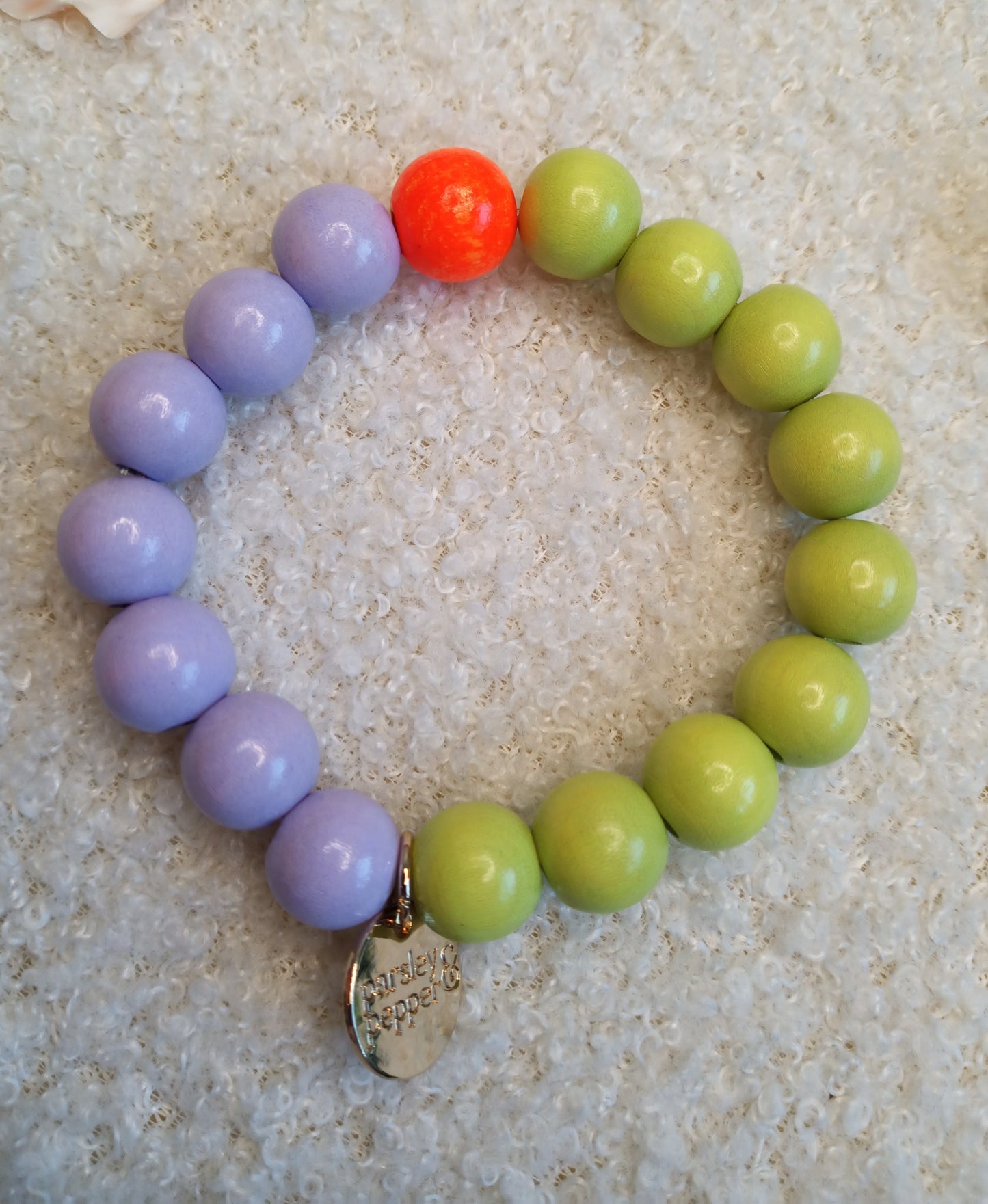 Wunderschöne Armbänder aus Holzperlen in verschiedenen Farbvarianten