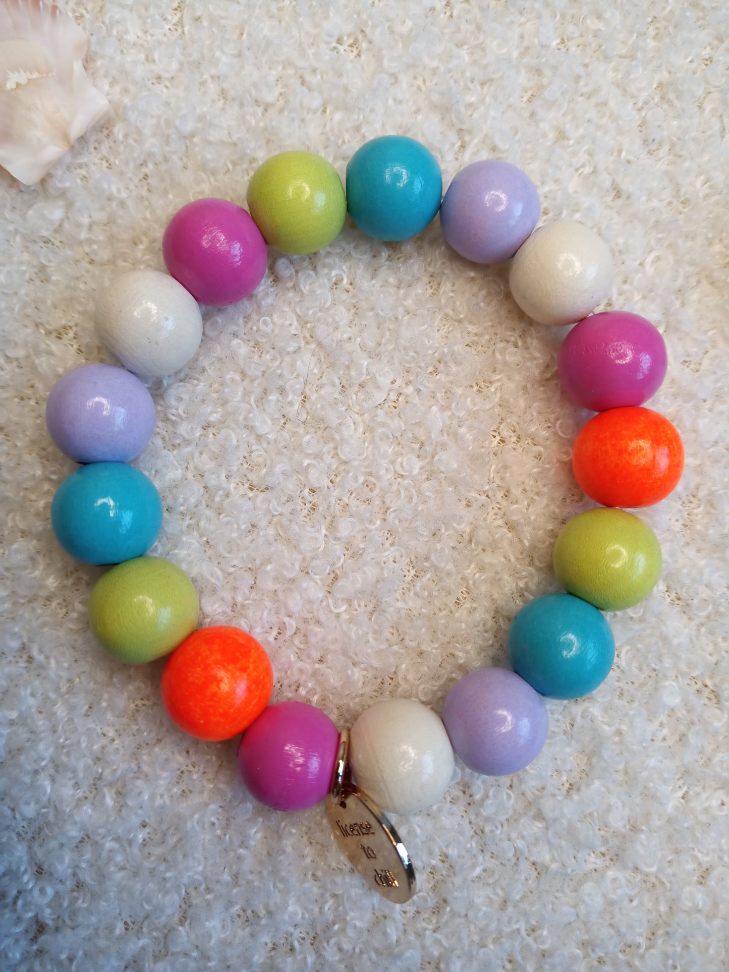 Wunderschöne Armbänder aus Holzperlen in verschiedenen Farbvarianten