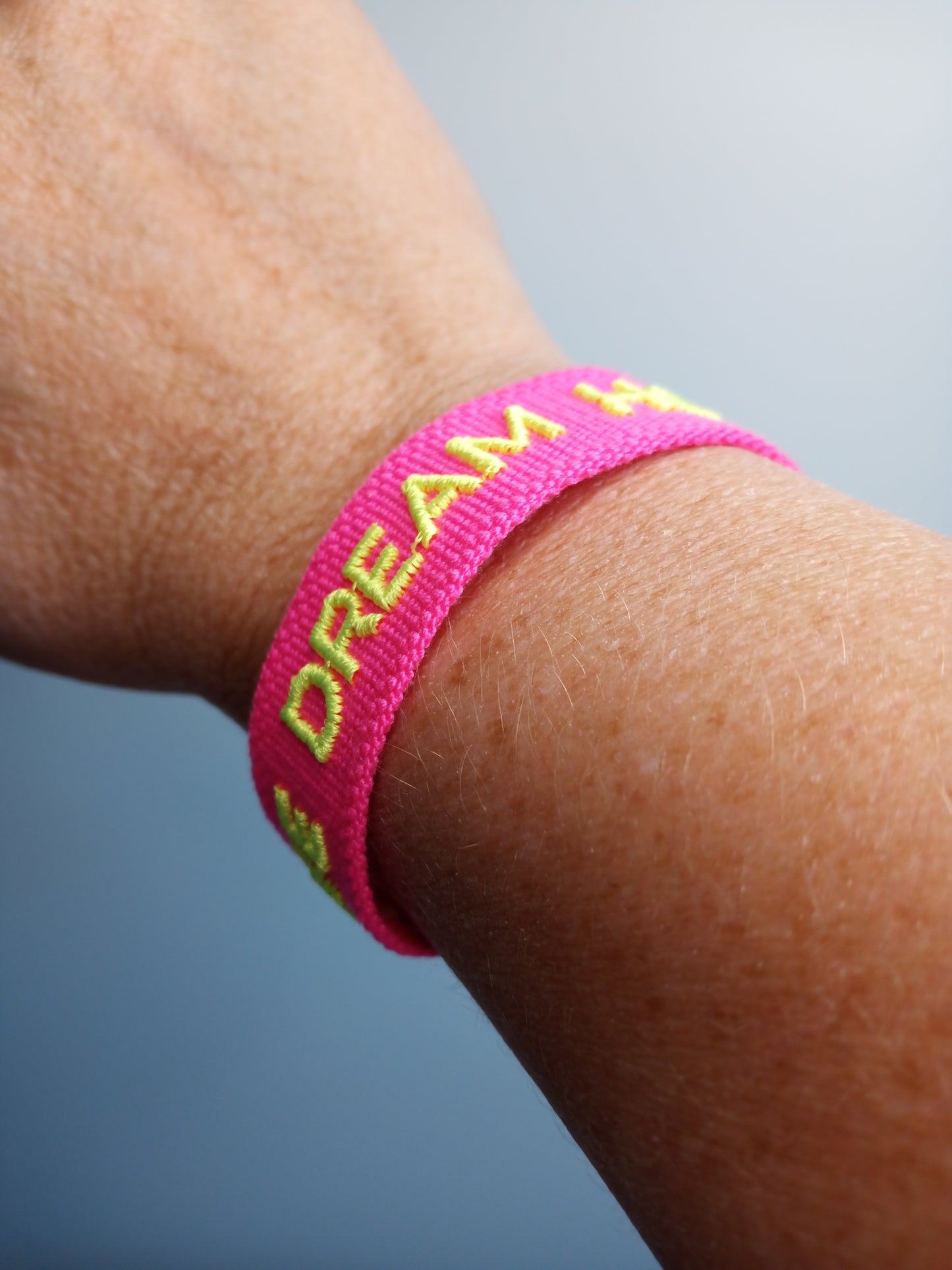 Wunderschönes Statement Armband Love Dream Hope in neon pink/gelb