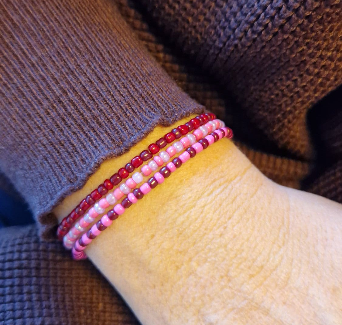 Wunderschöne filigrane Armbänder in den Farbvarianten bordeaux/pink, pink/rosé und bordeaux/karminrot