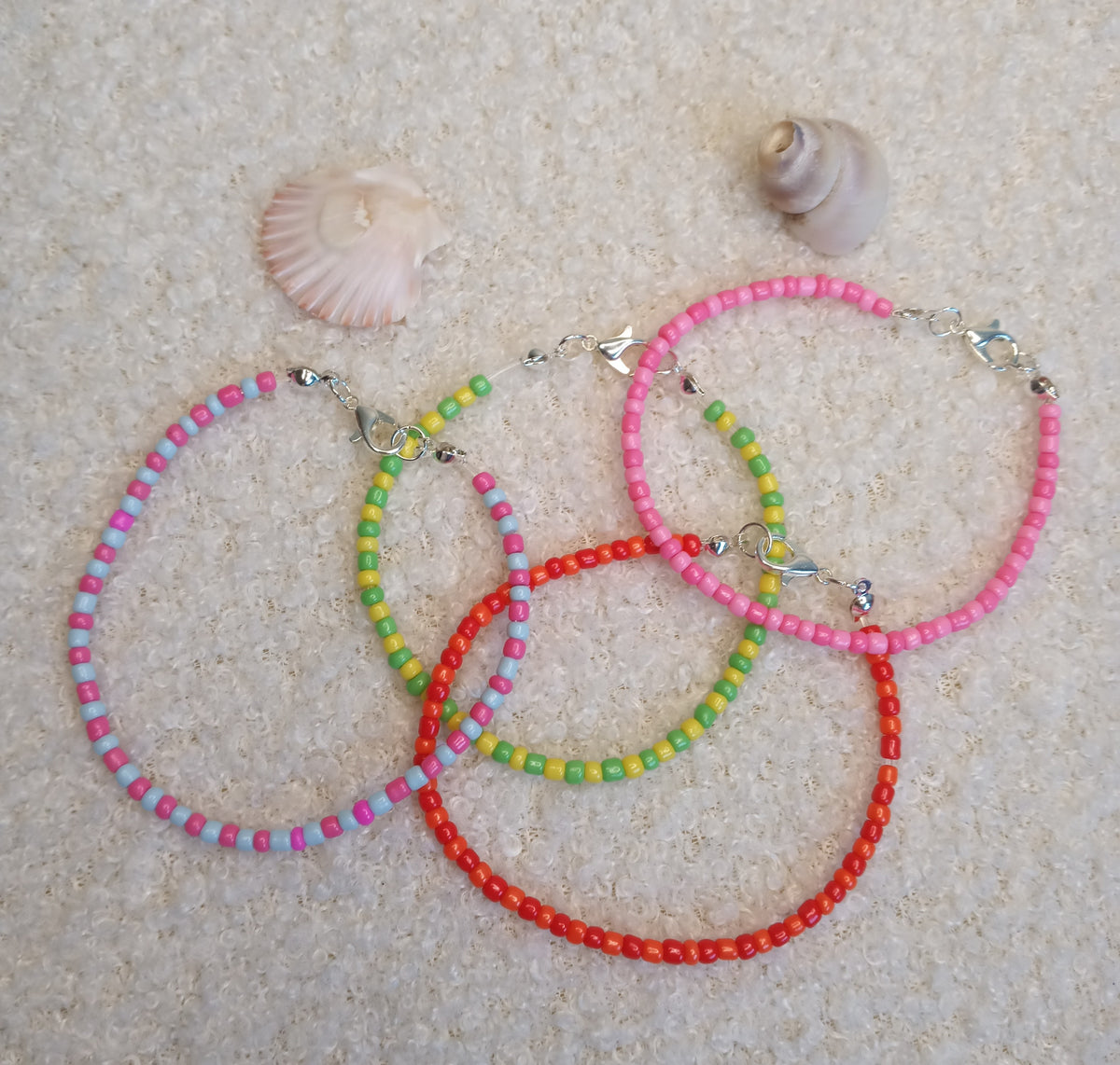 Wunderschöne filigrane Armbänder in den Farbvarianten grün/zitrone, rot/orange, pink/pink und pink/hellblau
