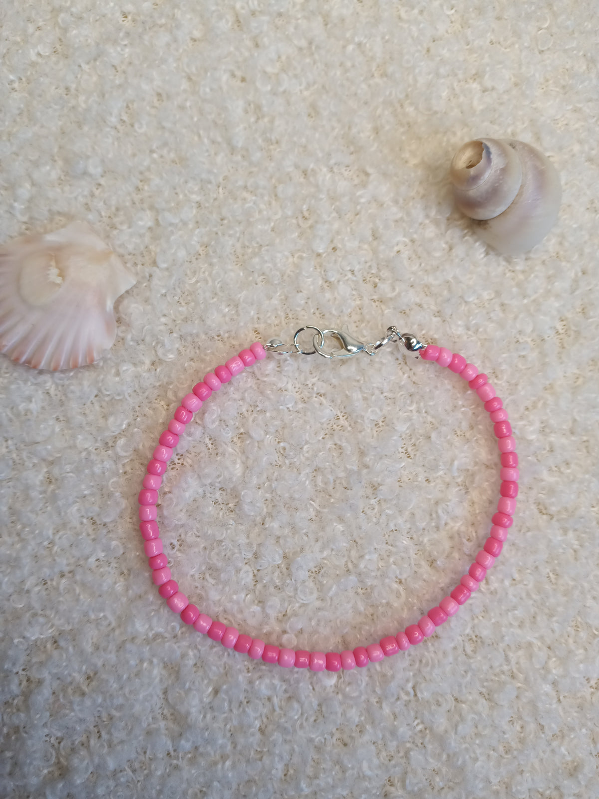 Wunderschöne filigrane Armbänder in den Farbvarianten grün/zitrone, rot/orange, pink/pink und pink/hellblau