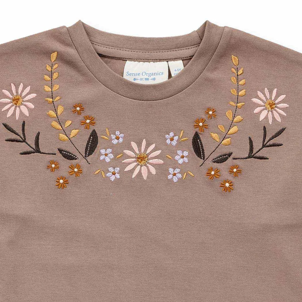 Kuschelweiches Shirt von Sense Organics aus gotszertifizierter Biobaumwolle mit hochwertiger Blümchenstickerei