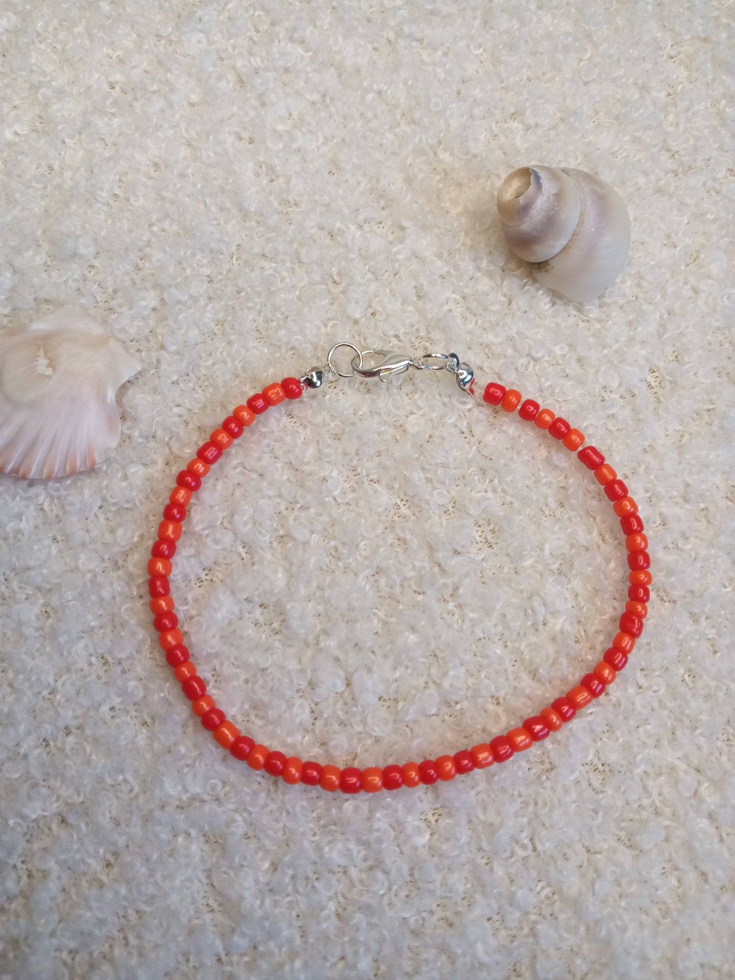 Wunderschöne filigrane Armbänder in den Farbvarianten grün/zitrone, rot/orange, pink/pink und pink/hellblau