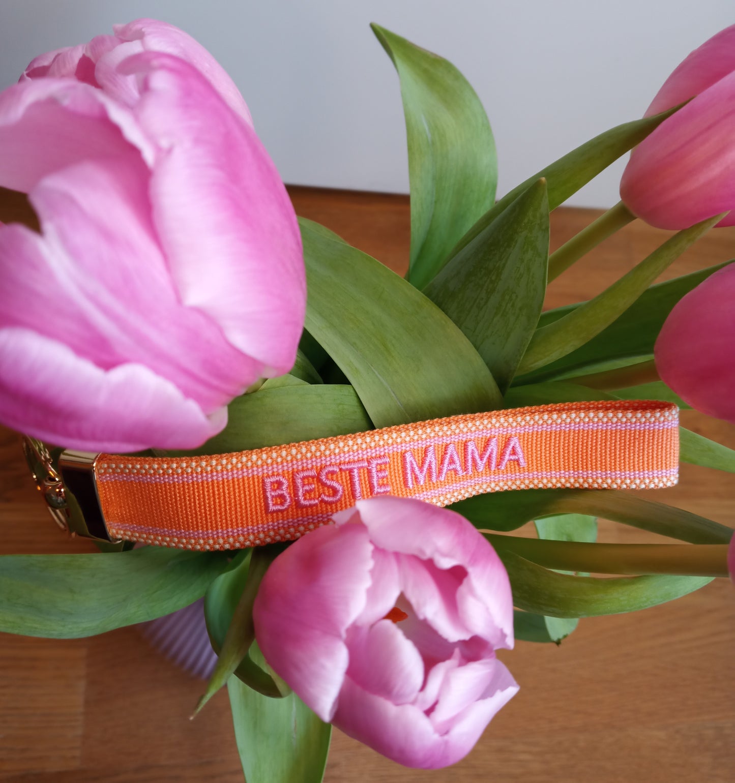 Zauberhafter Beste Mama Schlüsselanhänger von parsley&pepper in apricot