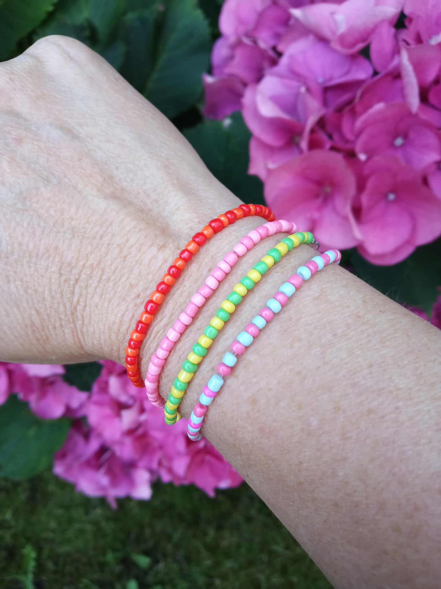 Wunderschöne filigrane Armbänder in den Farbvarianten grün/zitrone, rot/orange, pink/pink und pink/hellblau