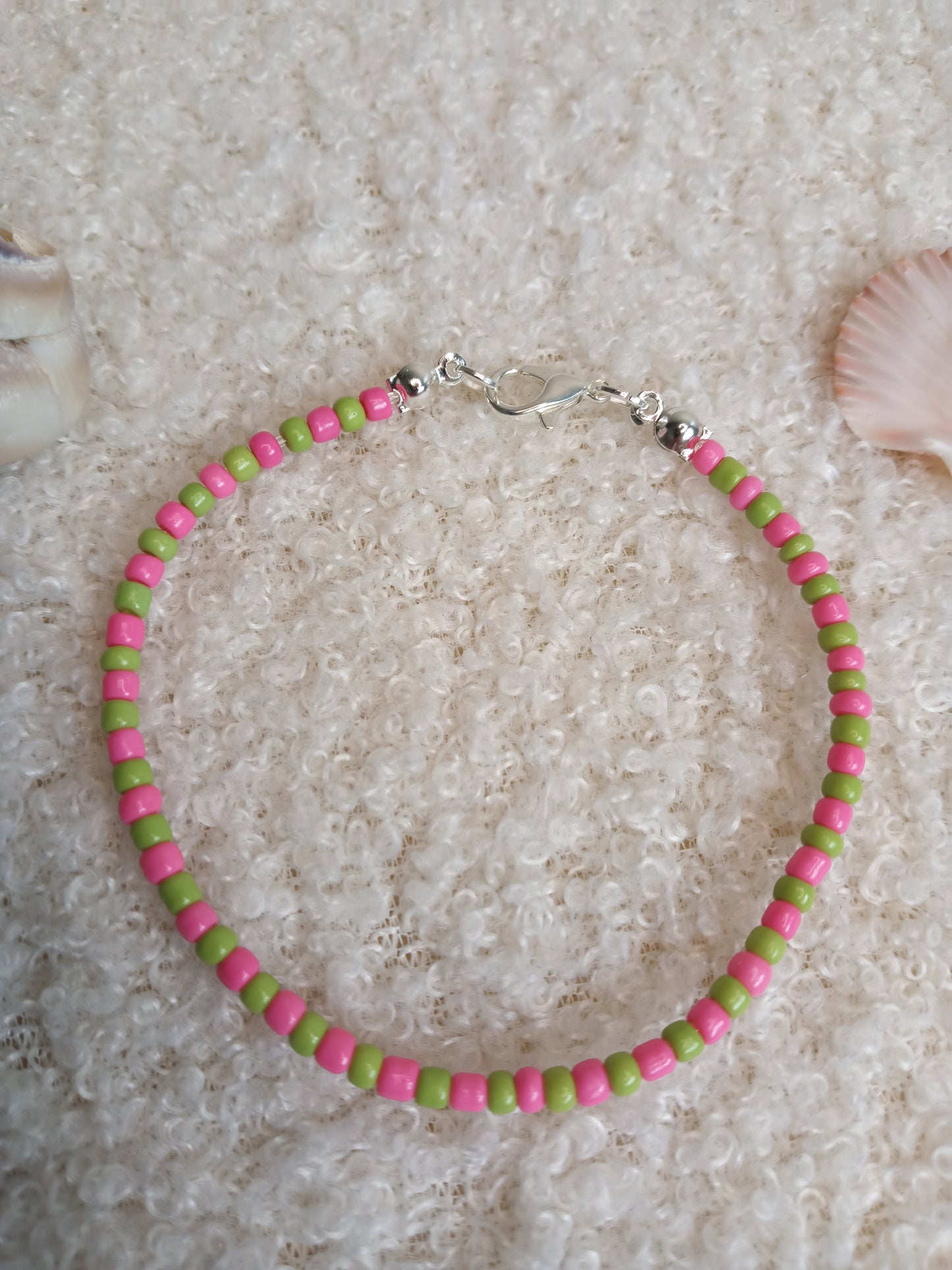 Wunderschöne filigrane Armbänder in den Farbvarianten kiwi/pink, türkis/pink, rot/pink, kiwi/zitrone