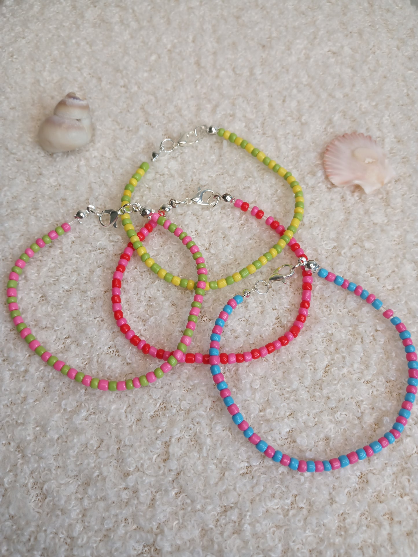 Wunderschöne filigrane Armbänder in den Farbvarianten kiwi/pink, türkis/pink, rot/pink, kiwi/zitrone
