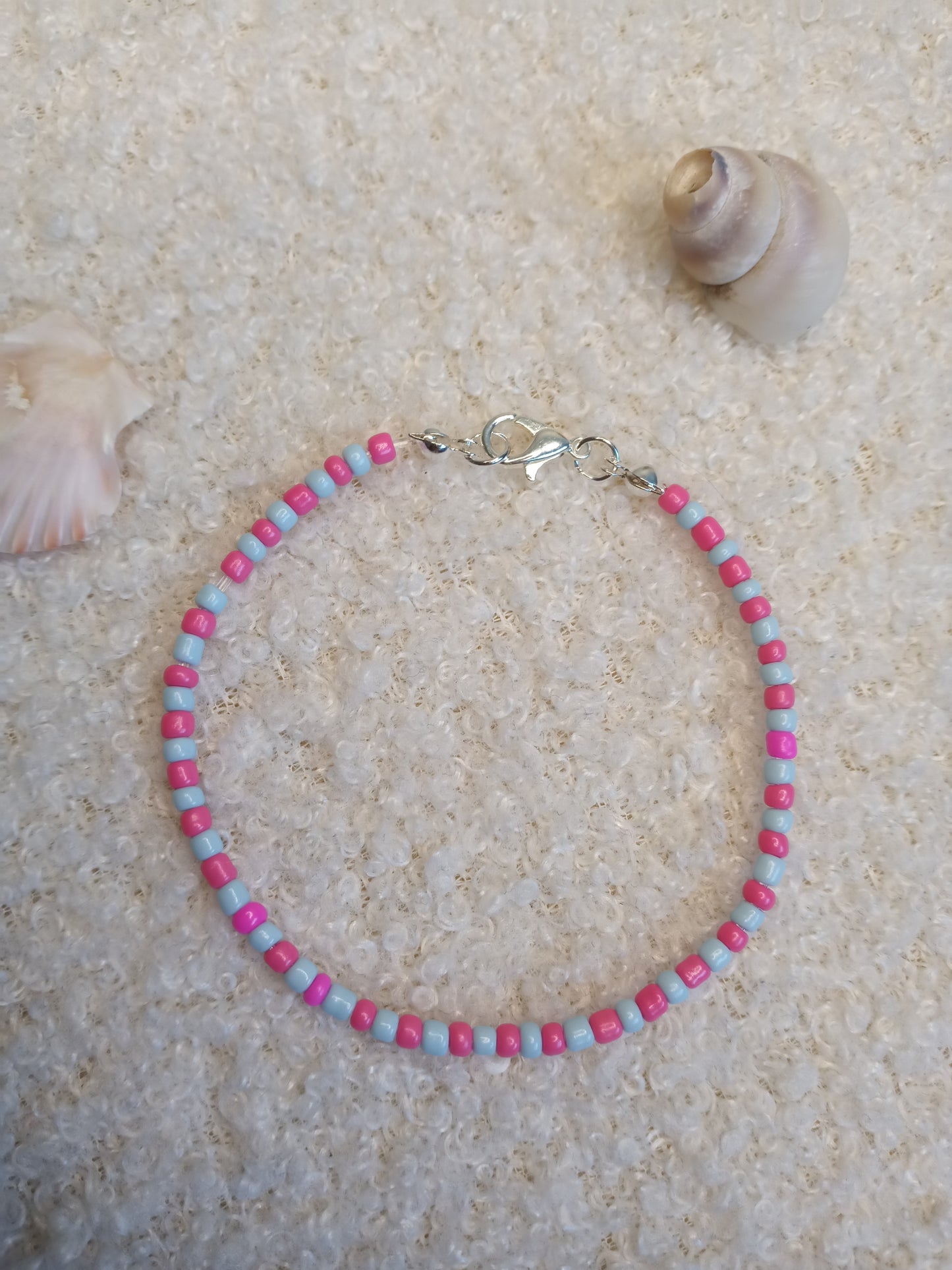 Wunderschöne filigrane Armbänder in den Farbvarianten grün/zitrone, rot/orange, pink/pink und pink/hellblau
