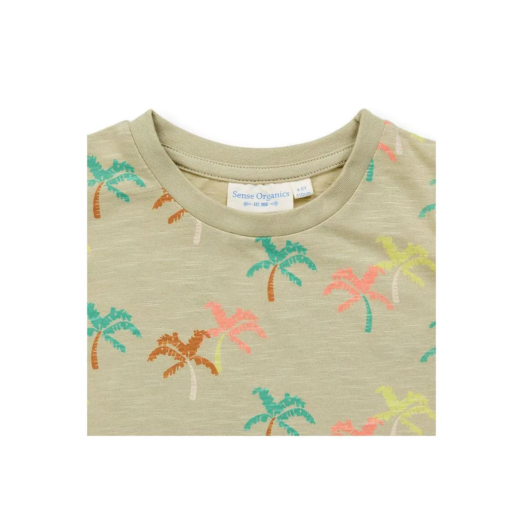Zauberhaftes schilffarbenes Top von Sense Organics mit buntem Palmenprint
